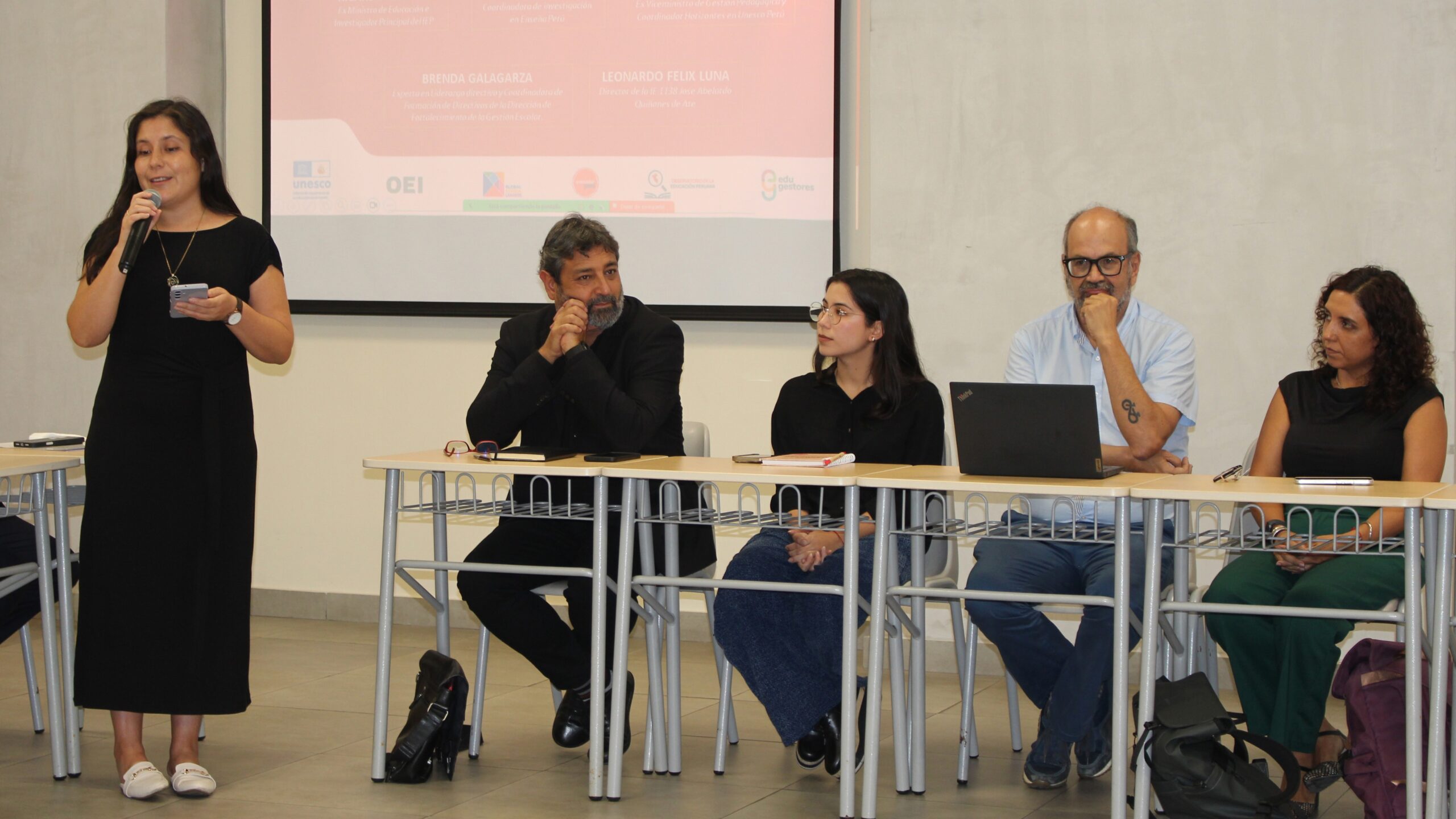 Panel moderado por Ángela Bravo, directora ejecutiva de Enseña Perú.